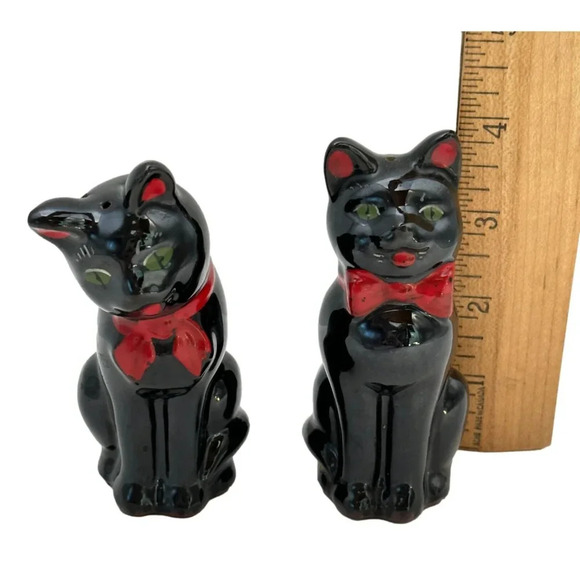 Vintage 60s Set Black Cats  Salt & Pepper Ceramic Green Eyes Red Bow Halloween - Picture 7 of 7